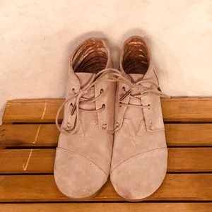 Toms Kala Bootie Wedge W9.5